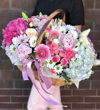 Цветочная композиция из Розы, Хризантемы, Пионы и Лизиантусы в корзине в Старой Купавне