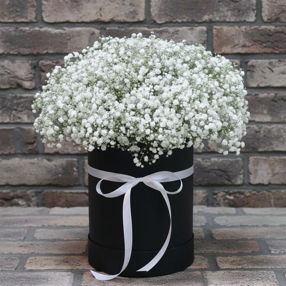 Цветочная композиция из Гипсофила в шляпной коробке в Старой Купавне