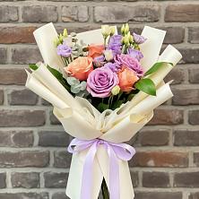 Букет цветов из:  Лизиантусы и Розы в Старой Купавне