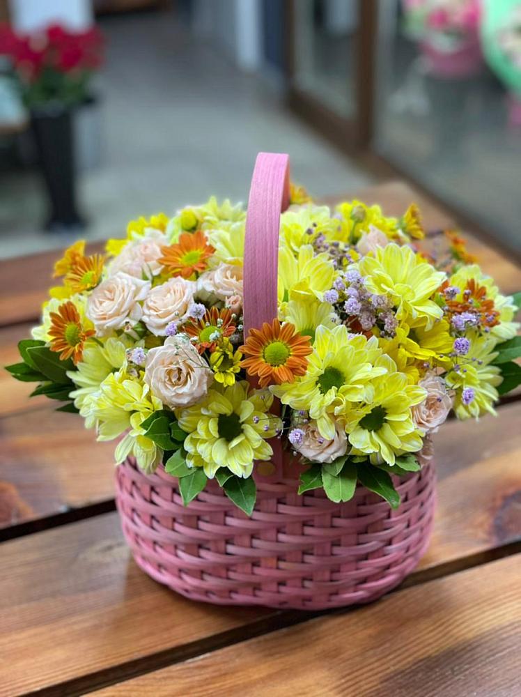 Цветочная композиция из Хризантемы и Розы в корзине в Старой Купавне