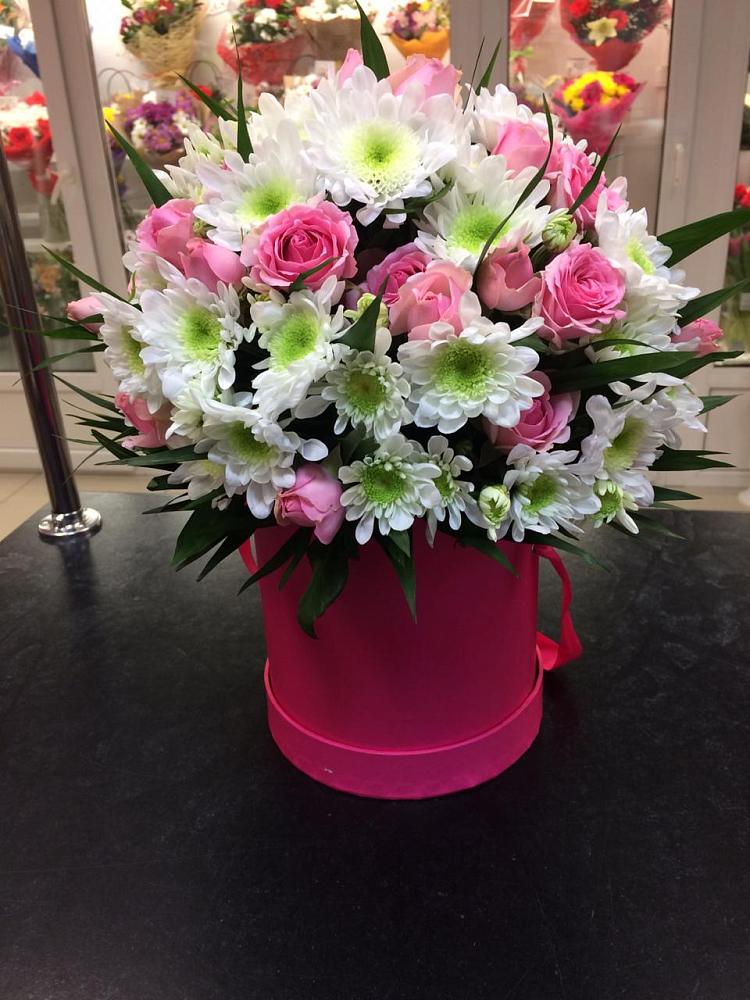 Цветочная композиция из Розы и Хризантемы в шляпной коробке в Старой Купавне