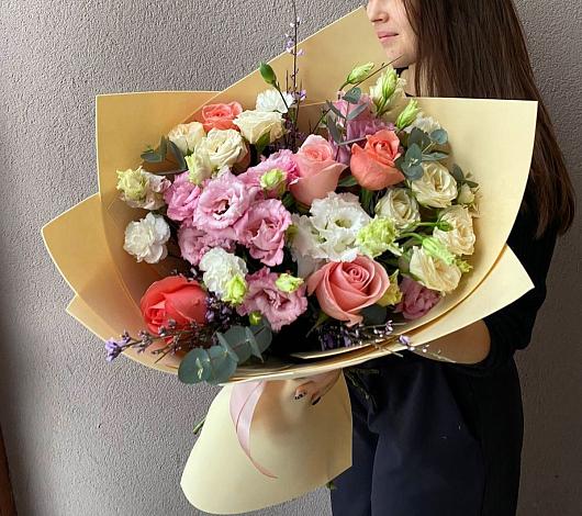 Букет цветов из: Розы, Лизиантусы и Гвоздики в Старой Купавне